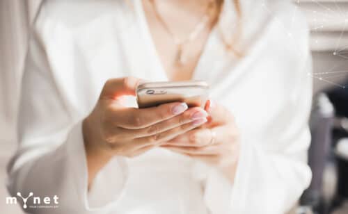 app aziendale per dipendenti: lavoratrice che usa l'app MyNet