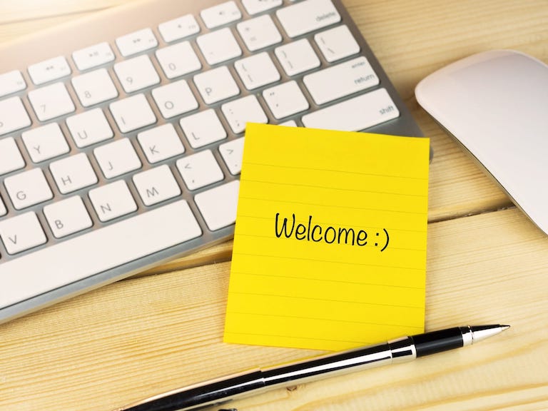post it con scritta welcome apertura d'articolo dedicata al kit di benvenuto in azienda dei nuovi dipendenti