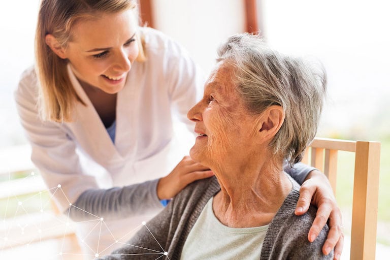 MyNet: software risorse umane per il settore sanitario. infermiera impiegata nel settore sanitario che parla con una donna anziana
