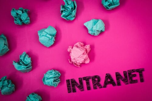 carta azzurra su sfondo rosa e scatta intranet: meglio le app aziendali