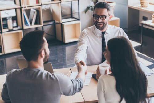 software gestione rete commerciale: agente di vendita che stringe la mano ad un cliente