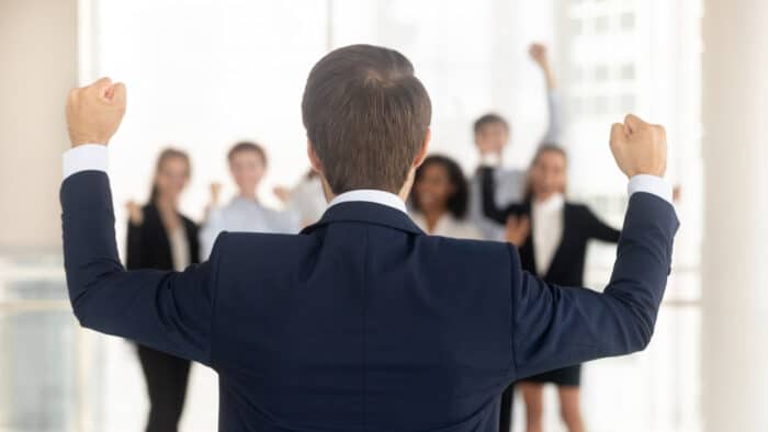 stile di leadership: CEO che celebra il successo con i dipendenti