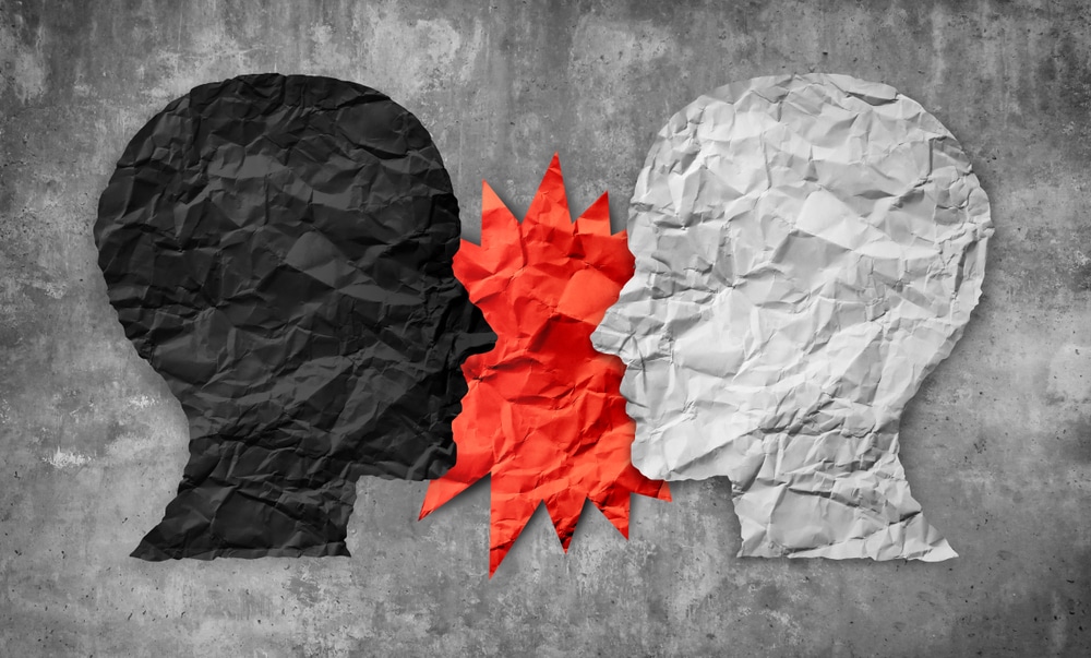 gestione dei conflitti in azienda: immagine stilizzata di due persone che discutono
