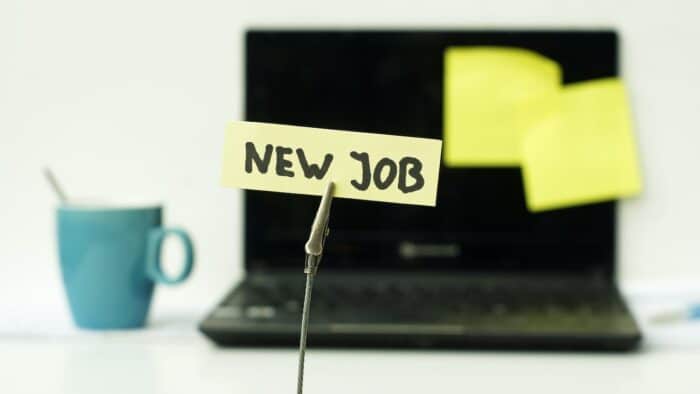 cos'è il job posting interno: computer con post it "new job"