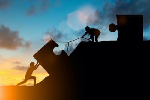 mentoring aziendale: immagine di persone che si aiutano a vicenda