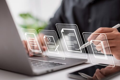 digital workplace: persona che accede ai documenti da pc