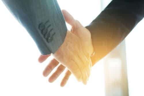 offboarding: persone che si stringono la mano
