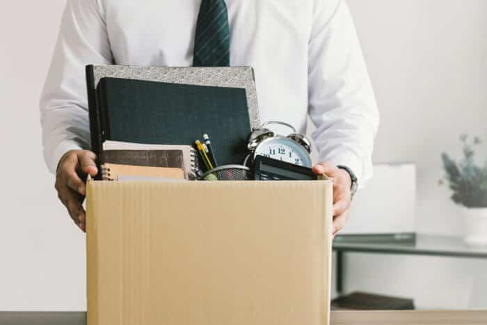 il licenziamento per giustificato motivo oggettivo: lavoratore con una scatola