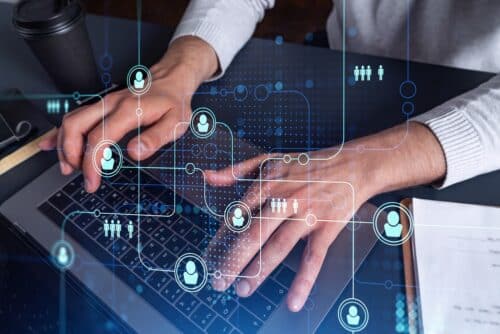 hr suite: persona che lavora al pc
