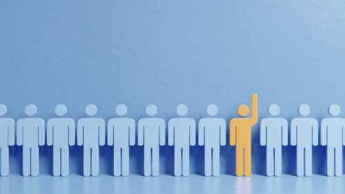 permessi non retribuiti: grafica con silhouette di uomini di cui uno con il braccio sollevato