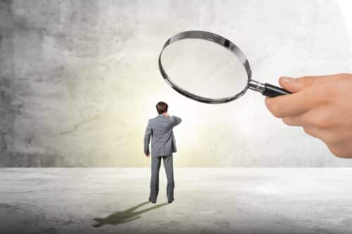 micromanaging: grafica di persona messa sotto una lente d'ingrandimento