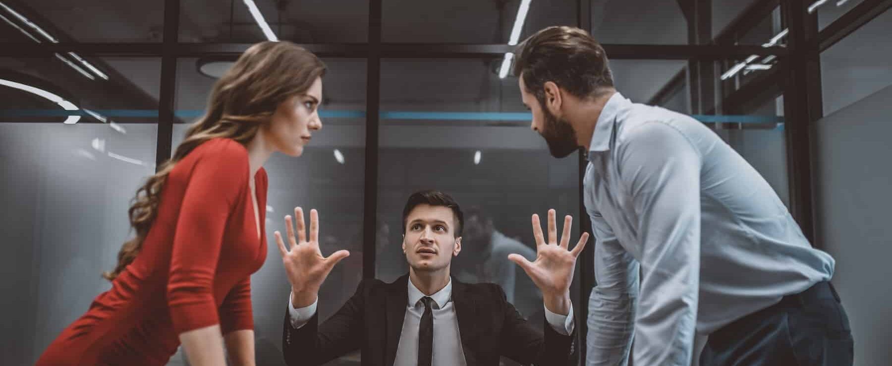 conflitti aziendali: due dipendenti che litigano al tavolo delle riunioni