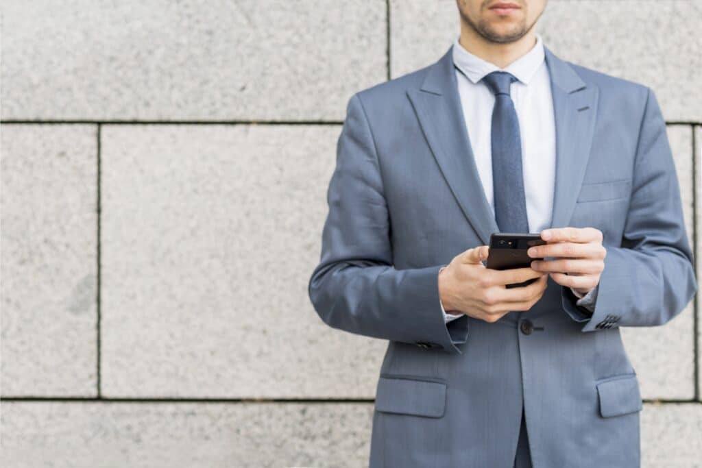 businessman che utilizza il software gestione note spese dal cellulare