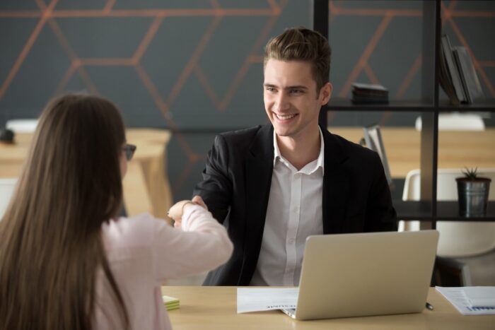 hiring manager che stringe la mano ad una candidata dopo il colloquio