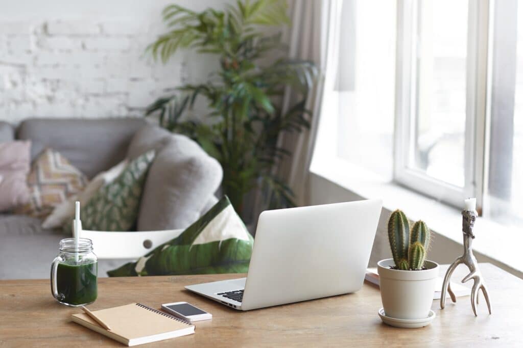 Remote working cs smart working: immagine di pc e tazza di caffè posati su una scrivania in casa