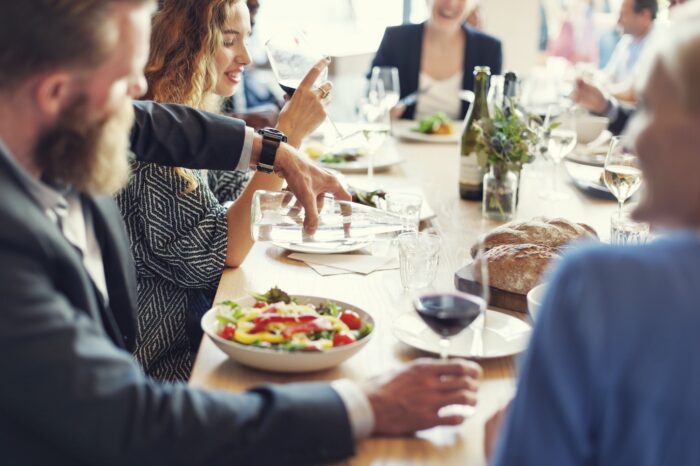 pausa pranzo obbligatoria al lavoro: dipendenti che pranzano insieme