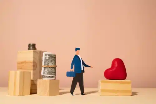 fringe benefit cosa sono: fumetto di lavoratore che sceglie il cuore al posto dei soldi