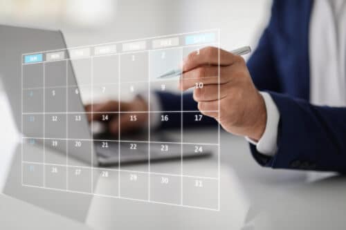 ferie durante il preavviso: professionista che consulta un calendario digitale