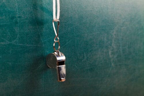 fischietto da allenatore appeso su una parete