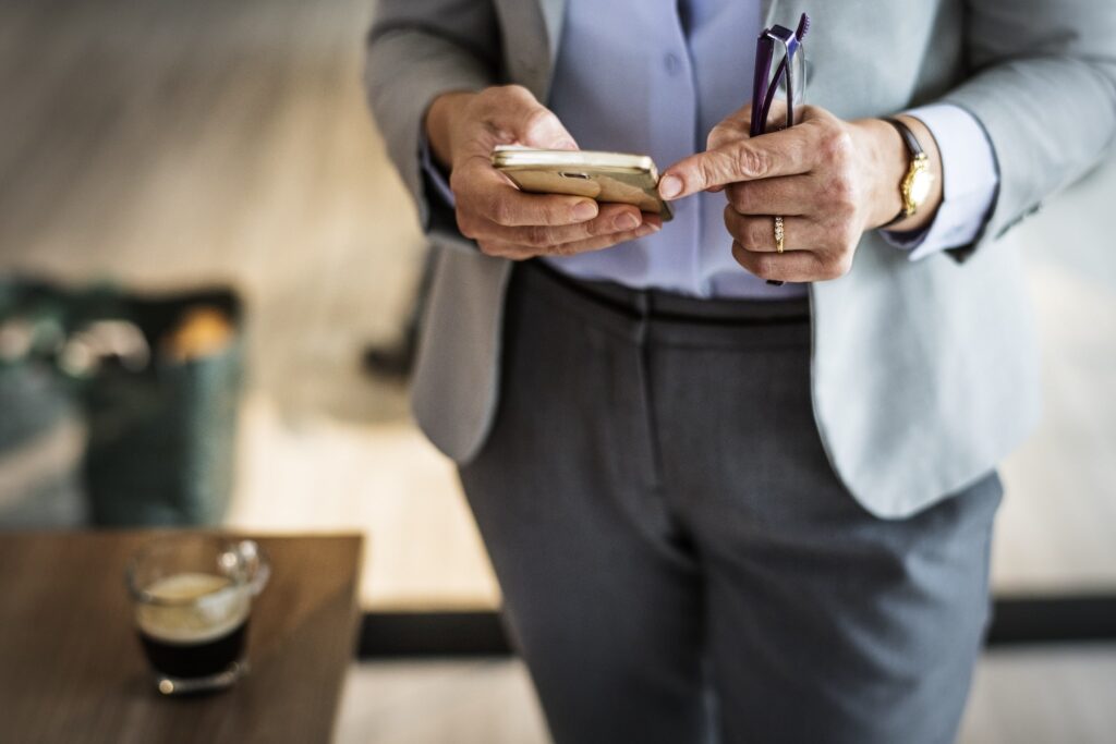 professionista in abito elegante che utilizza la chat aziendale interna da smartphone