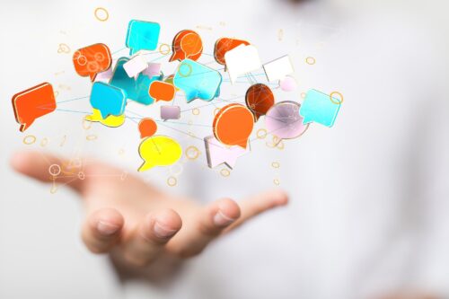 mano che sorregge icone e simboli di fumetti a rappresentare la comunicazione