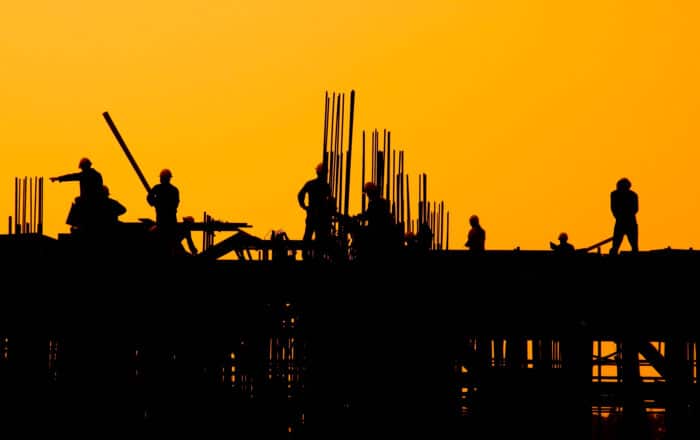 immagine di lavoratori in un cantiere su un'impalcatura