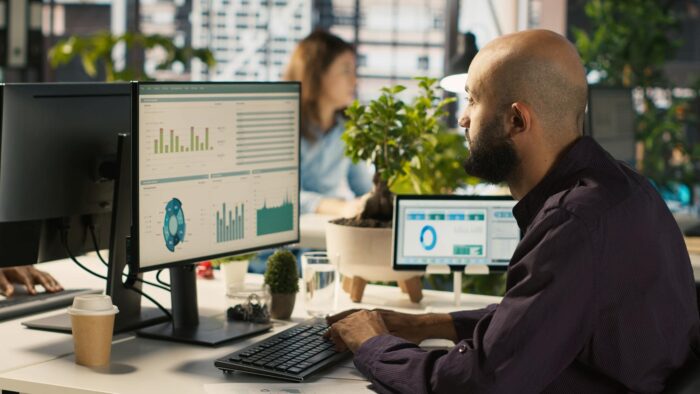 responsabile HR che consulta una dashboard relativa i collaboratori