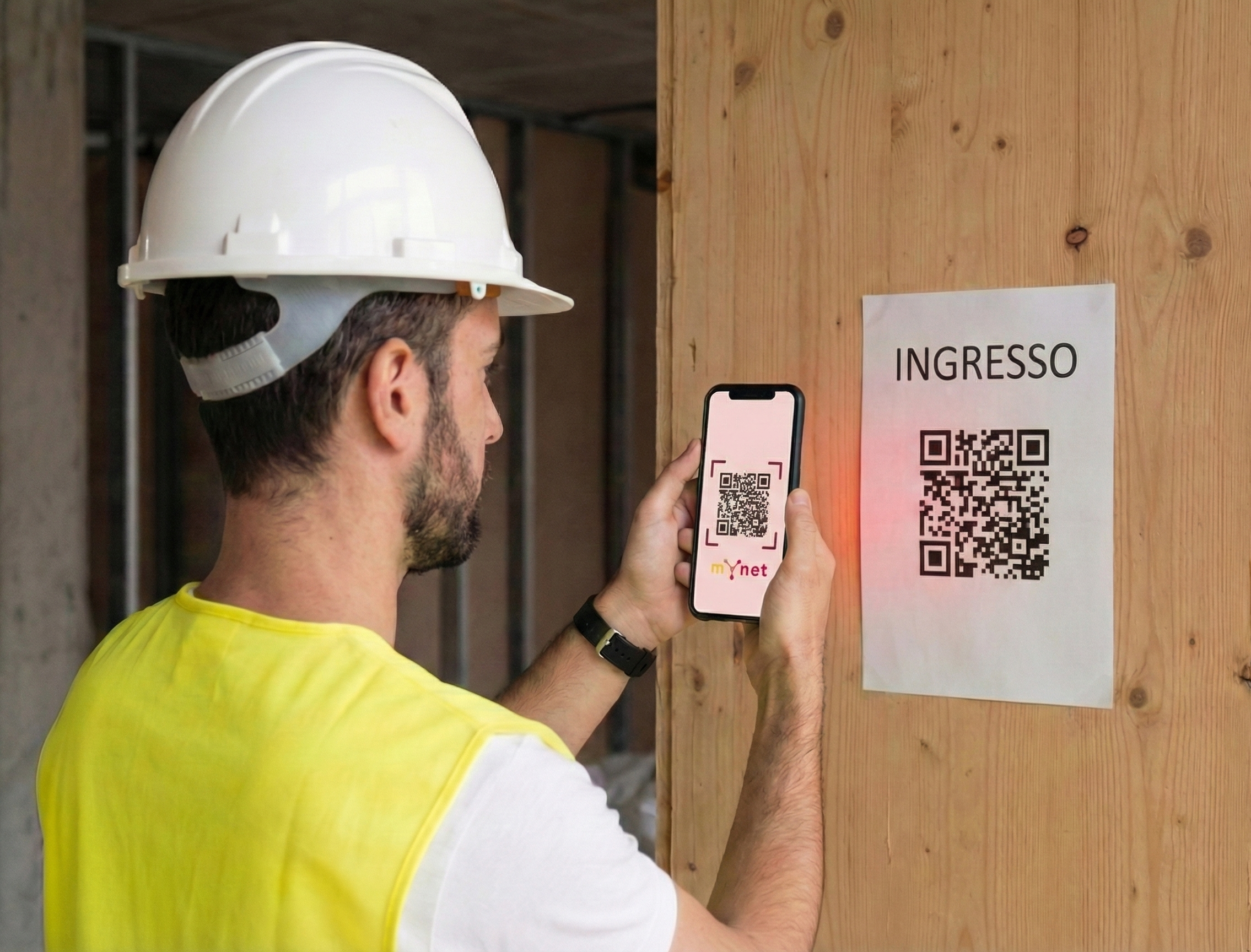 Badge digitale di cantiere: cos’è, come funziona il tesserino elettronico e cosa cambia con il Decreto Sicurezza 2025 operaio di cantiere che effettua la timbratura tramite qr code del proprio badge digitale