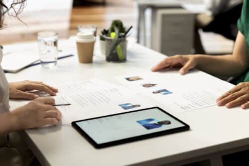HR manager analizza i profili dei candidati in una PMI